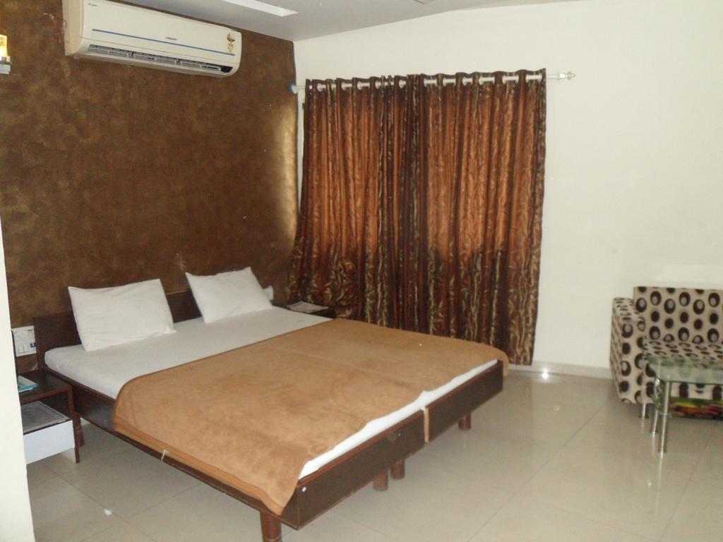 Hotel Atithi Amhedabad Dış mekan fotoğraf
