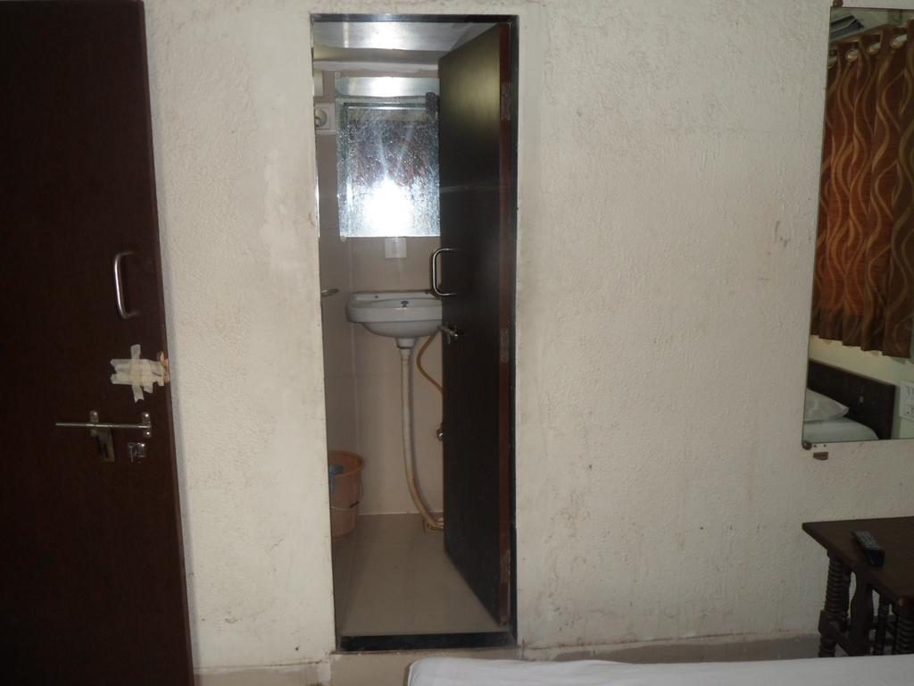 Hotel Atithi Amhedabad Dış mekan fotoğraf