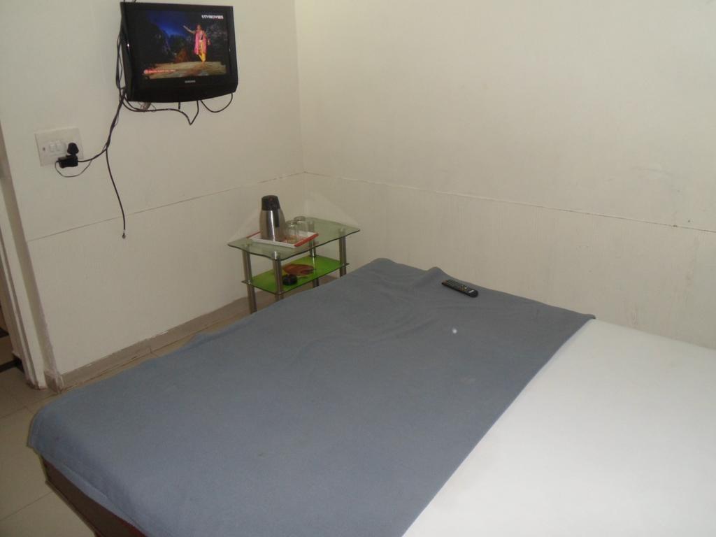 Hotel Atithi Amhedabad Oda fotoğraf