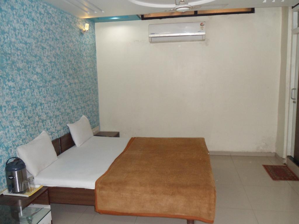 Hotel Atithi Amhedabad Oda fotoğraf