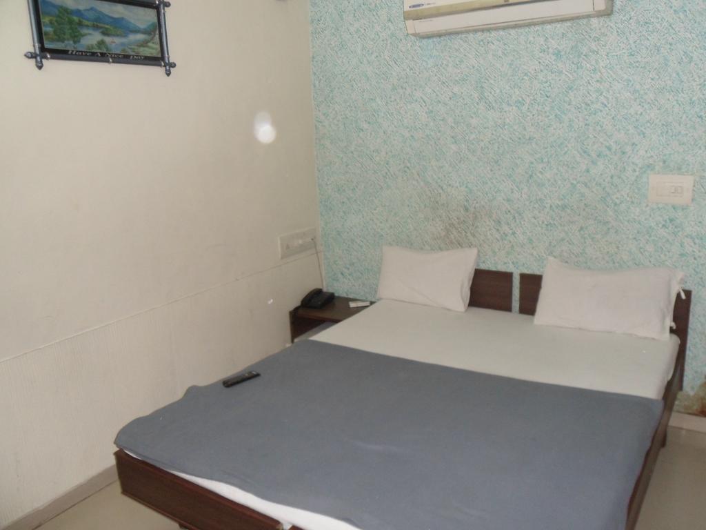 Hotel Atithi Amhedabad Oda fotoğraf