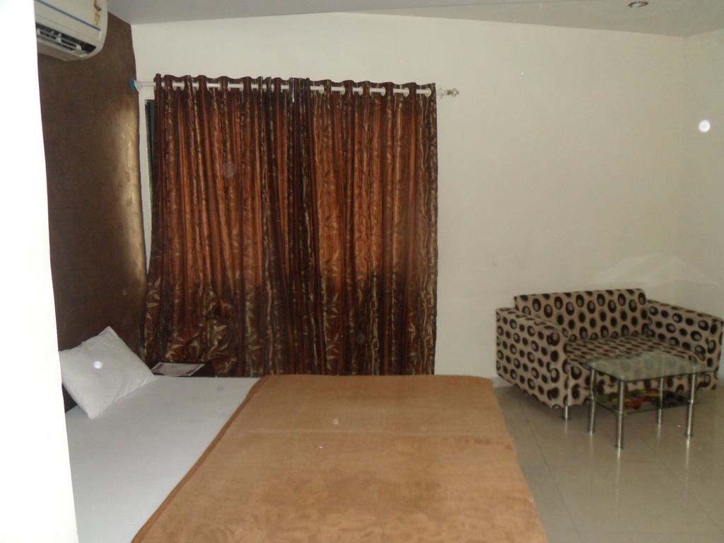 Hotel Atithi Amhedabad Oda fotoğraf