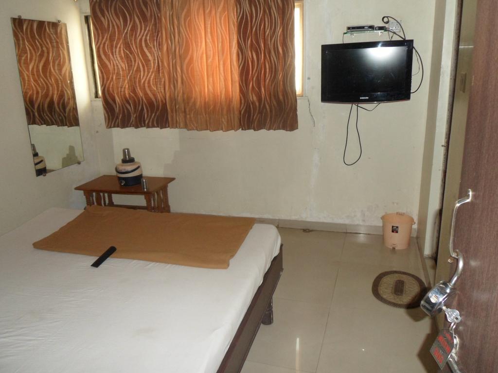 Hotel Atithi Amhedabad Oda fotoğraf