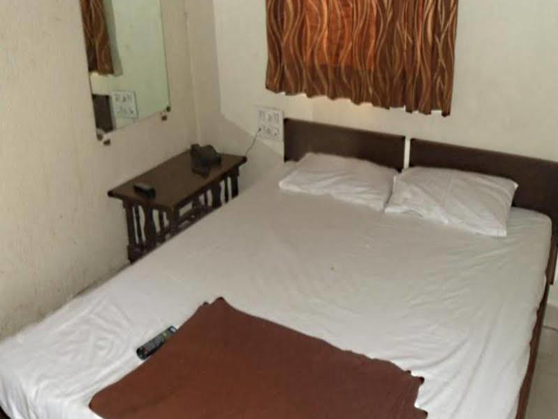 Hotel Atithi Amhedabad Dış mekan fotoğraf